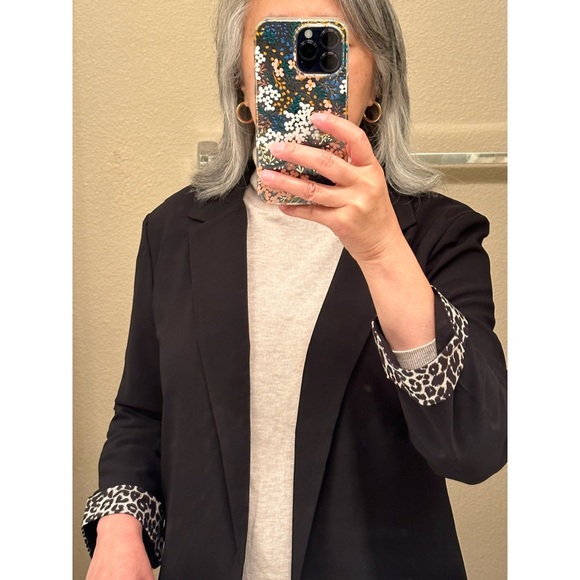 🐆 Stylish, thin back blazer with leopard print sleeve cuffs. Super cute! 💛🤎🖤 - Picture 4 of 7